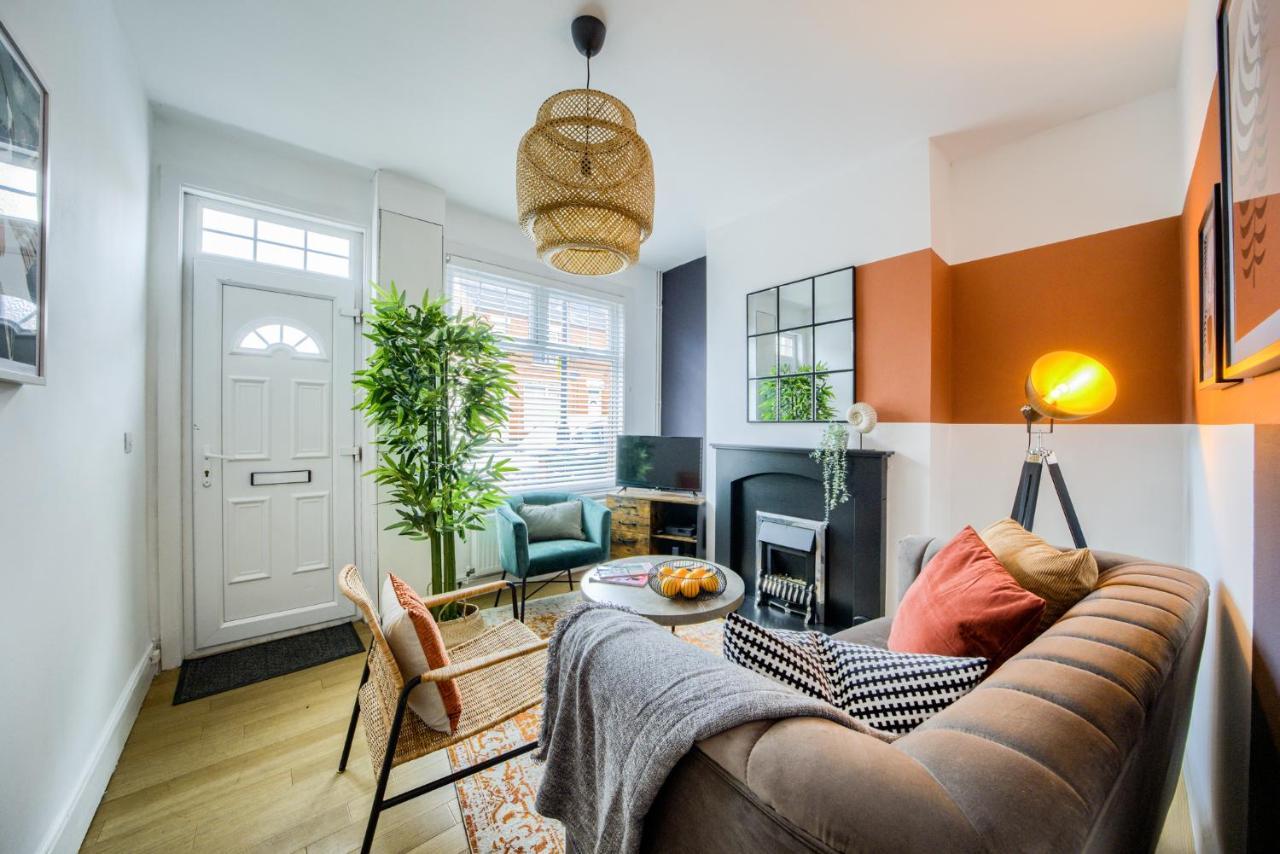 Fashionable House, Centre, Free Parking, Sleeps 4, By Empower Homes Holiday home *