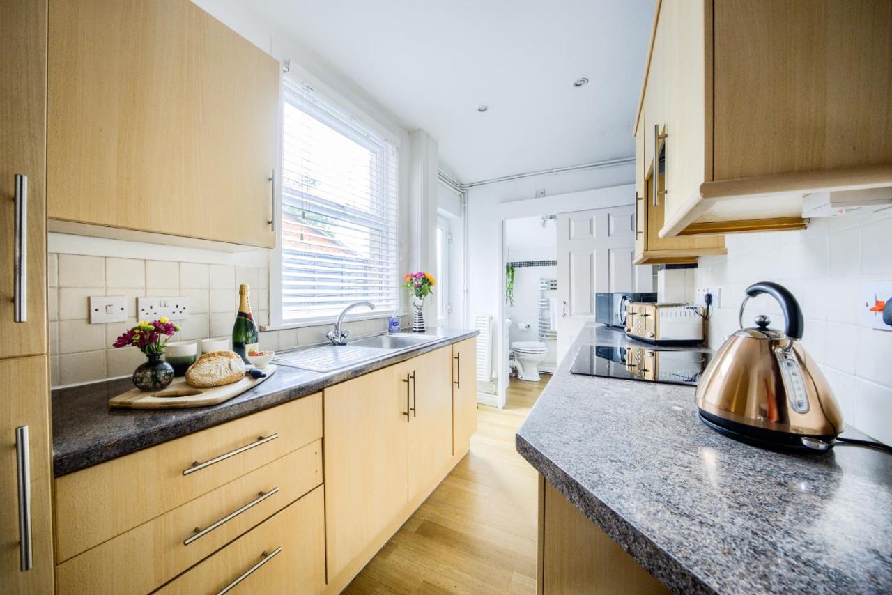 Fashionable House, Centre, Free Parking, Sleeps 4, By Empower Homes Holiday home