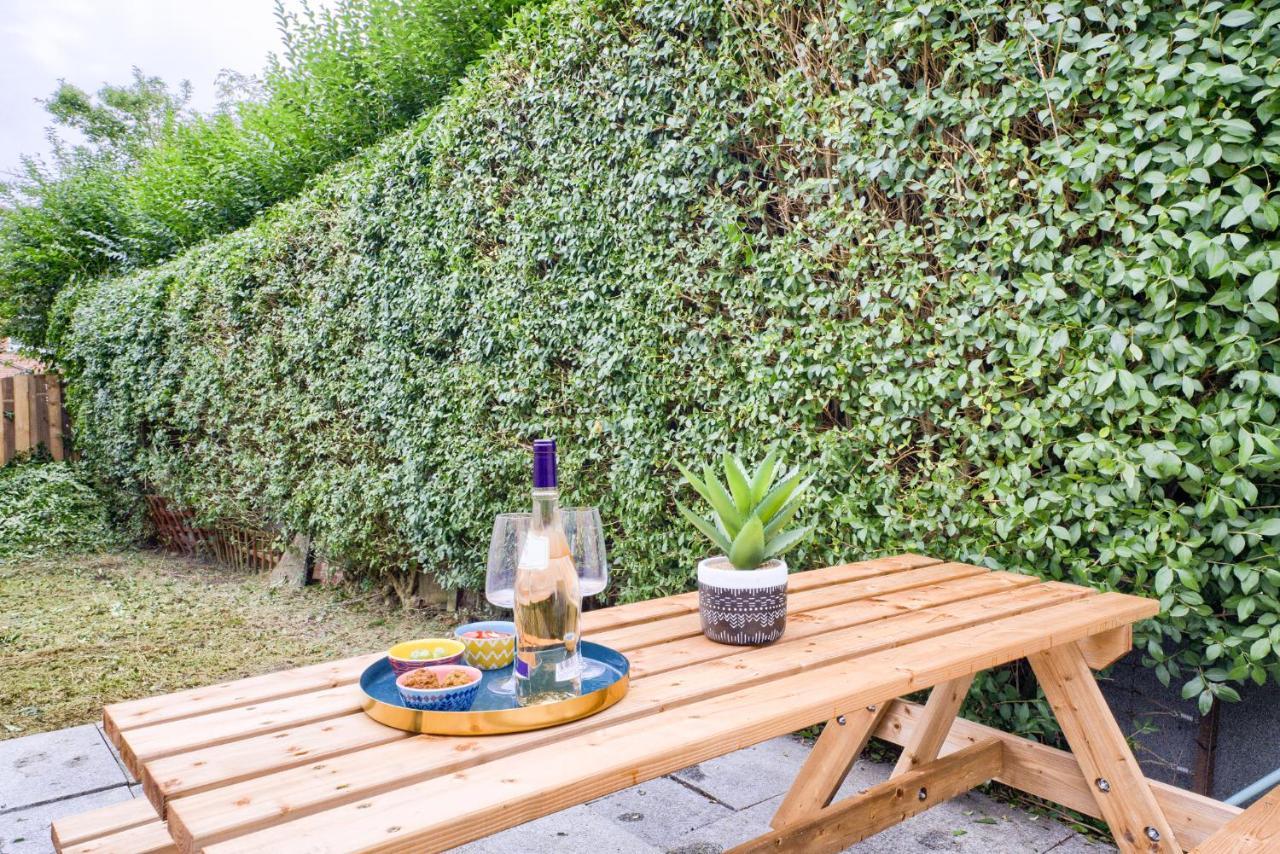 Fashionable House, Centre, Free Parking, Sleeps 4, By Empower Homes Holiday home *